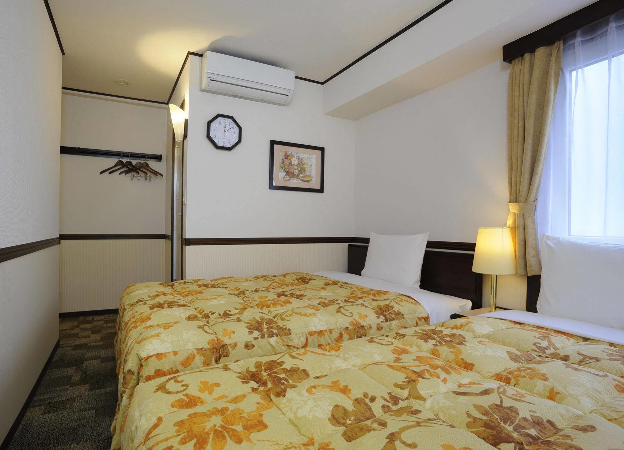 Toyoko Inn Sendai Nishi-Guchi Hirose-Dori Екстер'єр фото